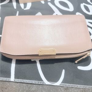 Burberry Tan Blush Leather Wallet Clutch | Gold-Tone Hardware

✨ BURBERRY WALLET